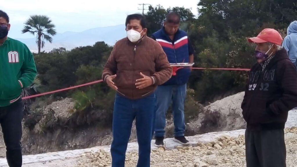 Inaugura alcalde de Atexcal muro de contención