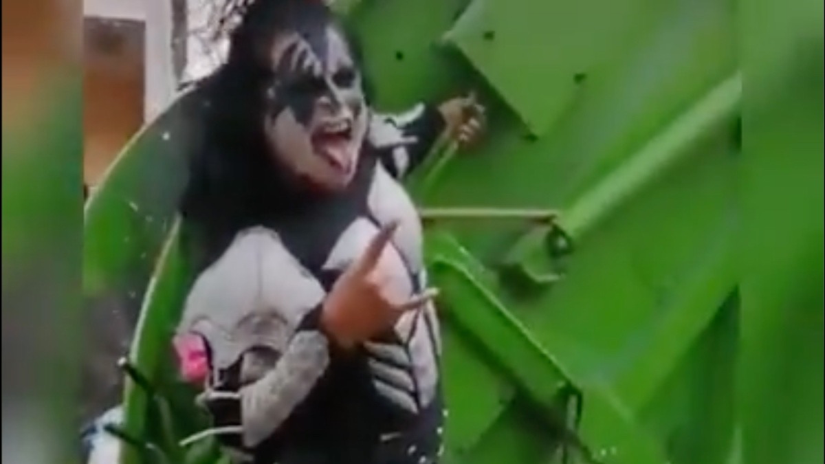 Trabajdor de limpieza vestido de KISS