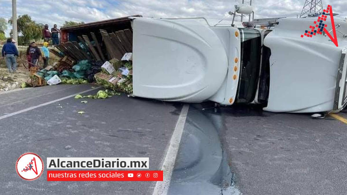 vuelca camión con verduras