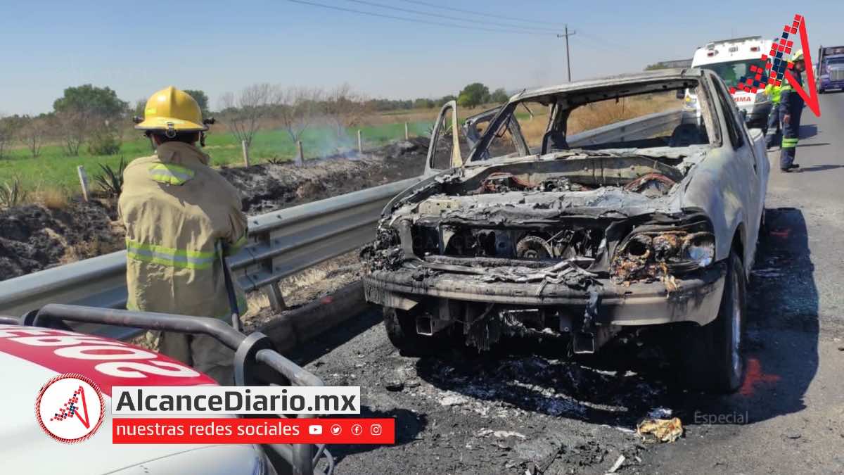Camioneta calcinada en la Puebla-Córdoba
