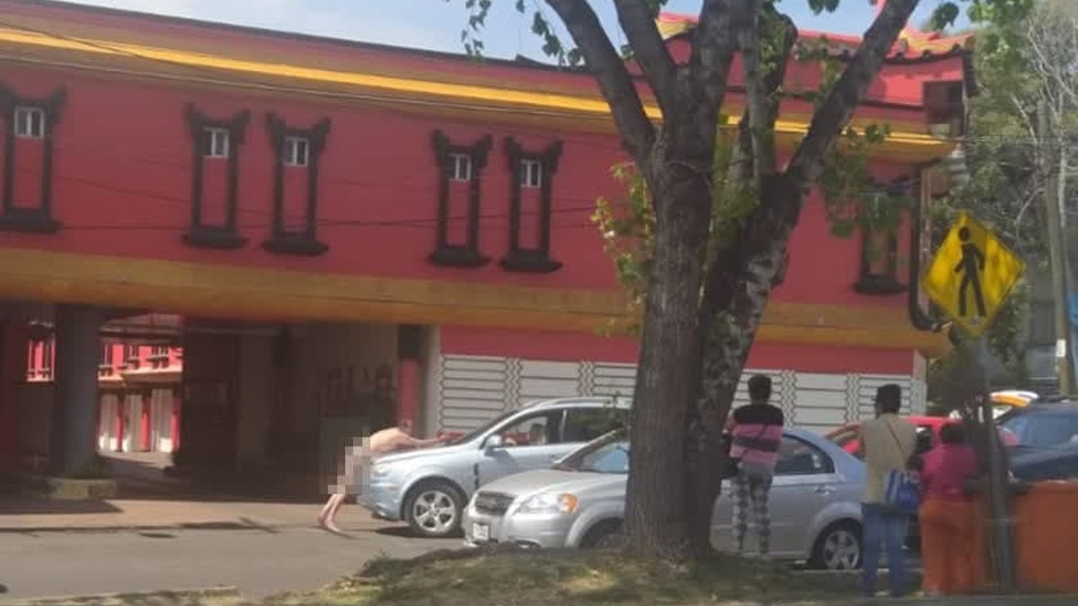 desnudo afuera del Motel Shanghái