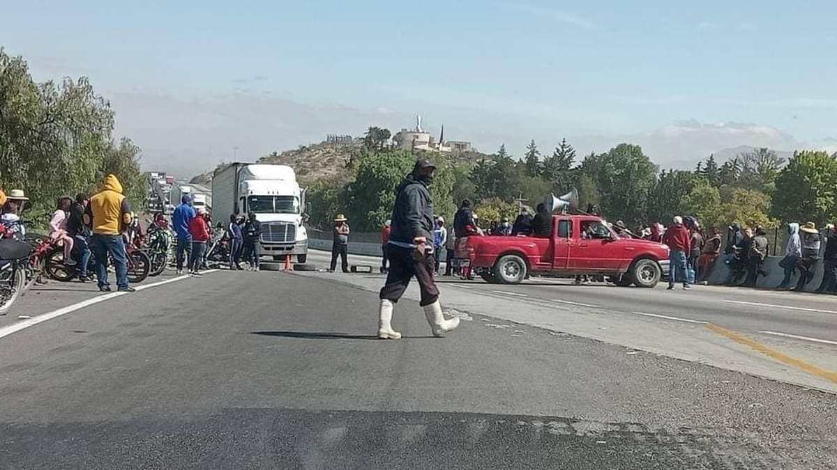 Habitantes de Acatzingo bloquean la Puebla-Orizaba