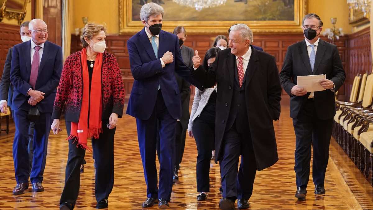 John Kerry y AMLO