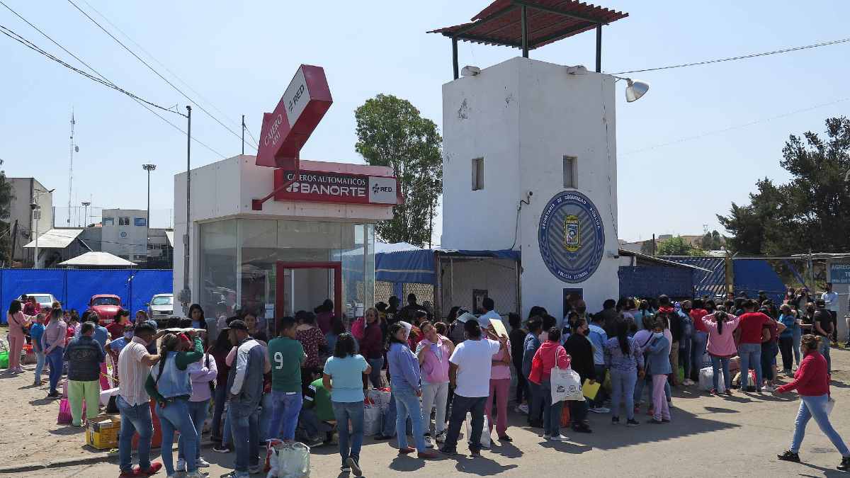 Mueren reos en San Miguel por alcohol adulterado