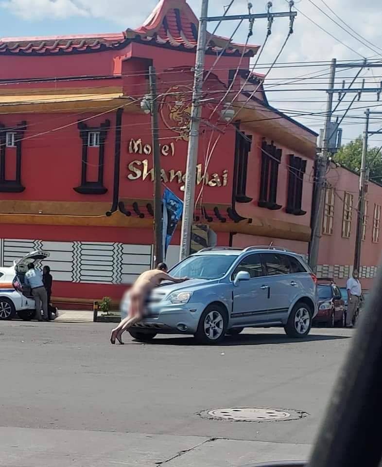 Captan a hombre desnudo afuera del Motel Shanghái