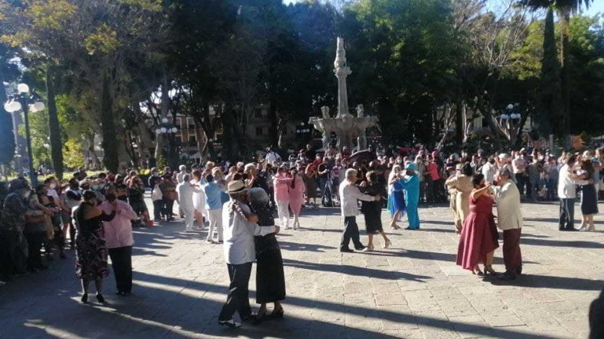 maestros danzoneros puebla en el zócalo