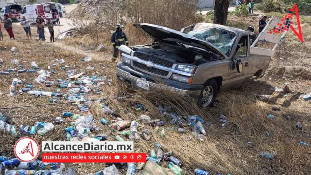 Camioneta volcada en Periférico Ecológico