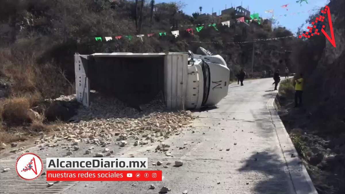 Tráiler volcado en carretera de Tehuacán