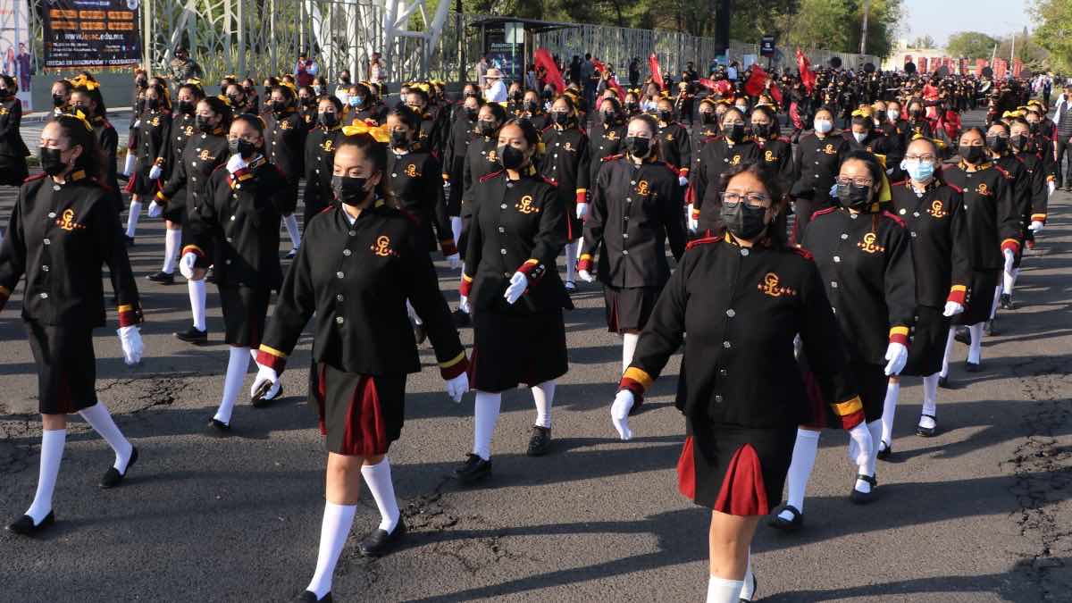 Estudiantes previo al Desfile de 5 de Mayo