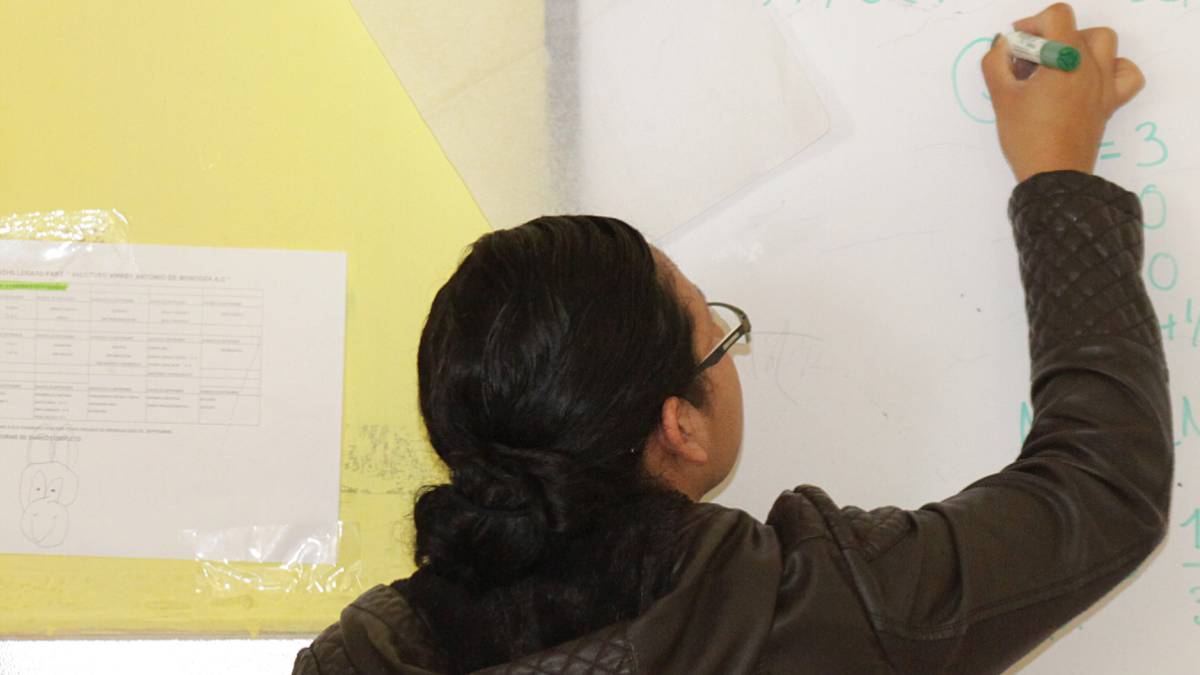 Maestra dando clases