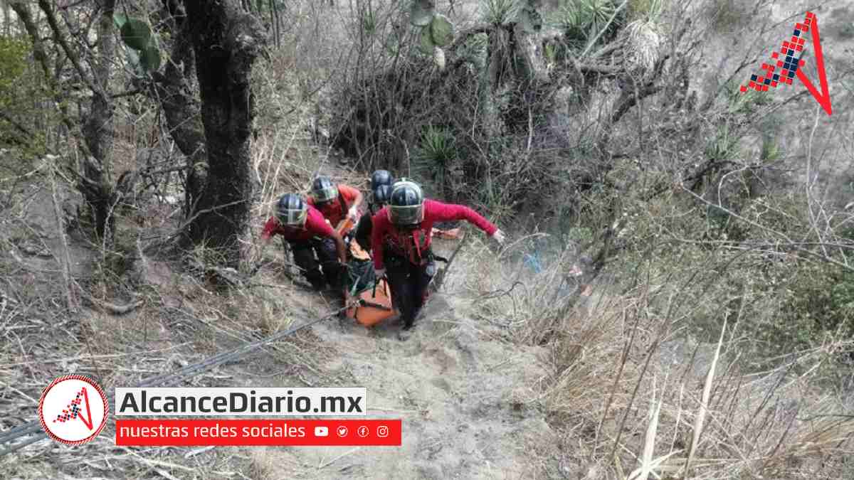 Rescatistas en barranca