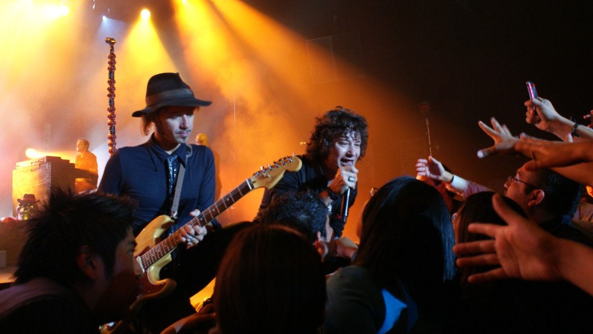 Enrique Bunbury durante su presentación del 1 de octubre de 2010 en Puebla, México. Foto: Arturo Alfaro Galán.