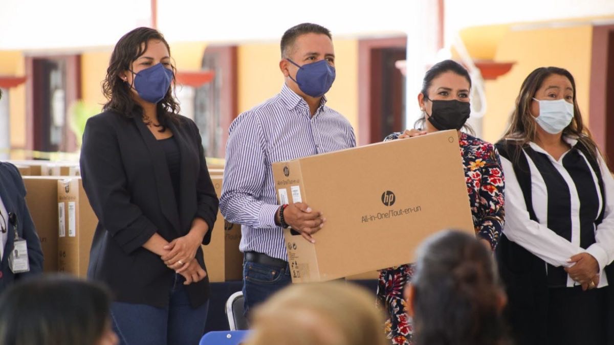 Equipo de cómputo en escuelas de San Andrés Cholula