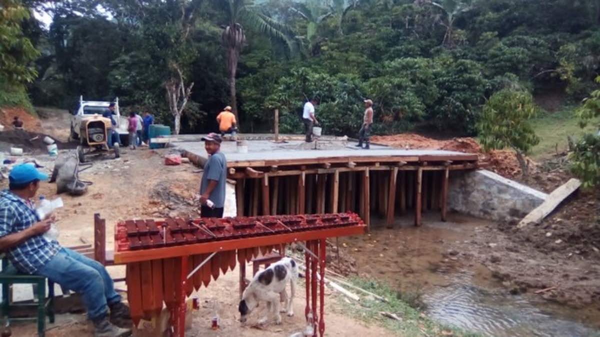 Obras en la Sierra Negra por Antorcha Campesina