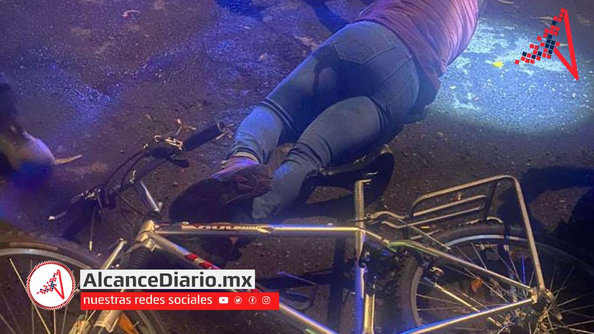 balean a hombre en bicicleta