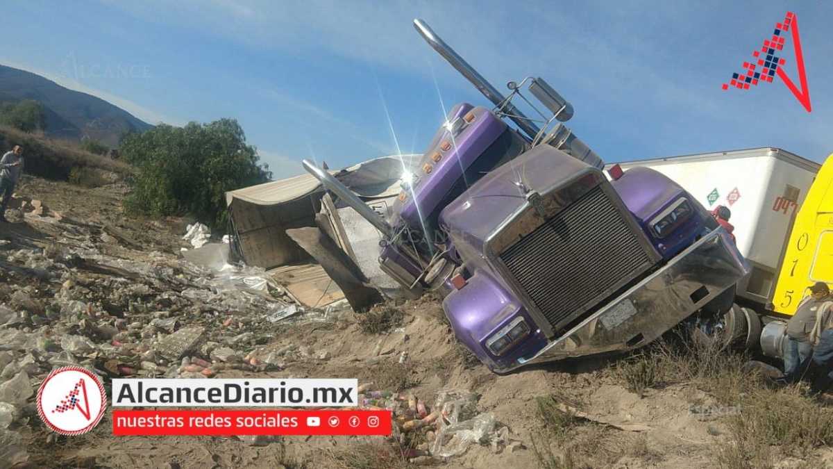 vuelca trailer en cañada morelos