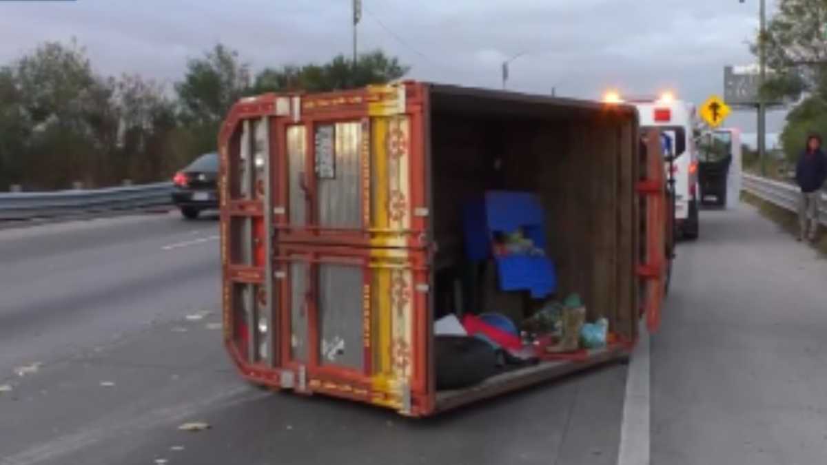 Camioneta volcada