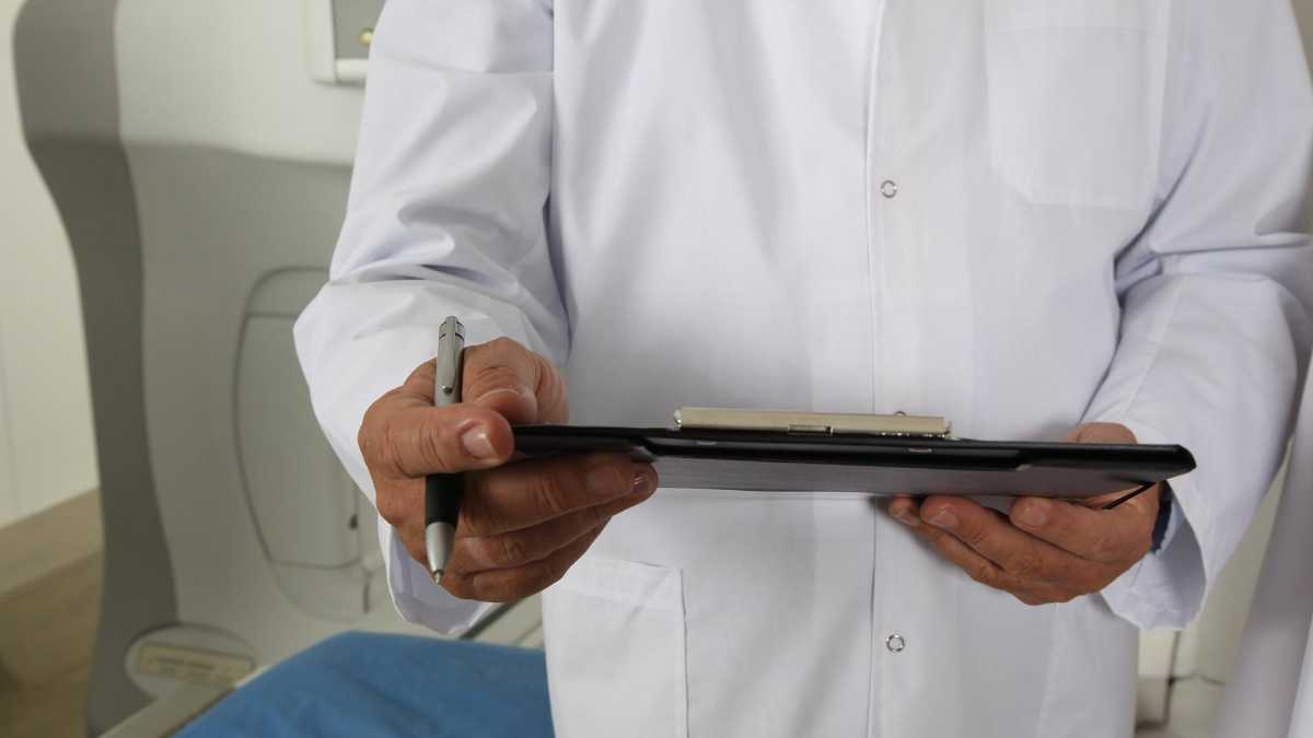Médico en consulta