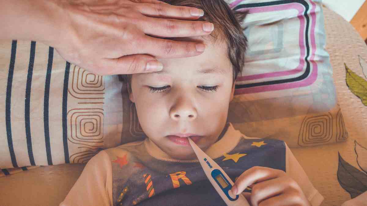 Niño enfermo termómetro
