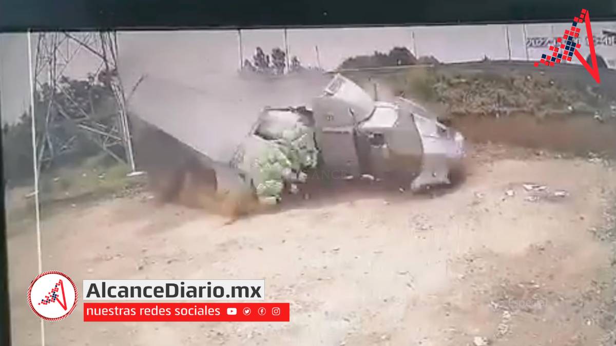 Trailer se sale del Periférico en Amozoc