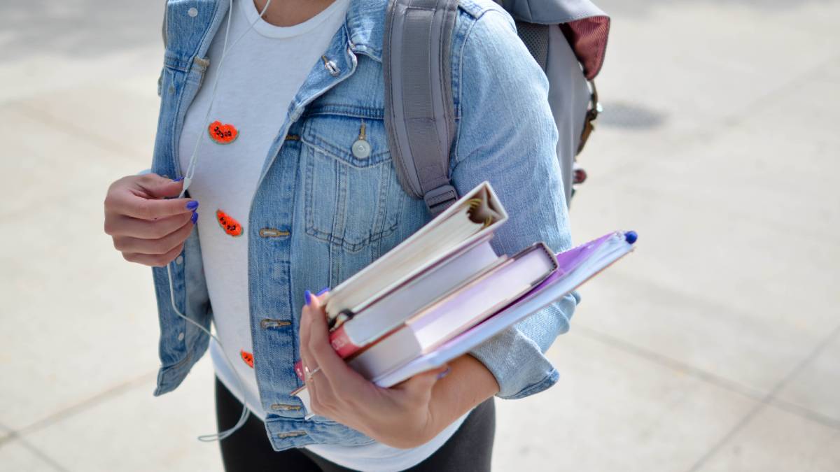 Estudiante con libros en la mano
