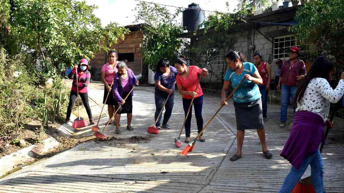 Faena de limpieza en Huitzilan de Serdán Puebla