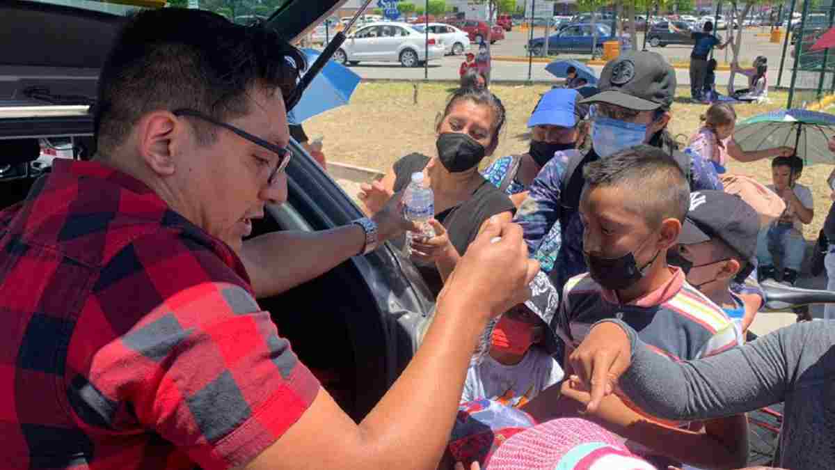 Hombre que regala agua