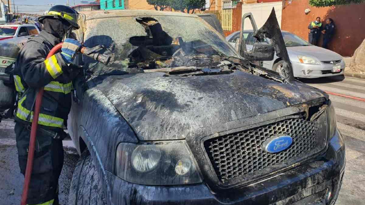 Camioneta incendiada en la 5 Sur