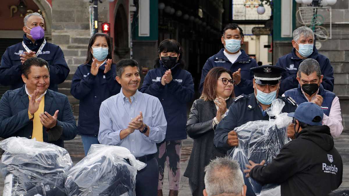 Entregan uniformes a trabajadores del Ayuntamiento de Puebla