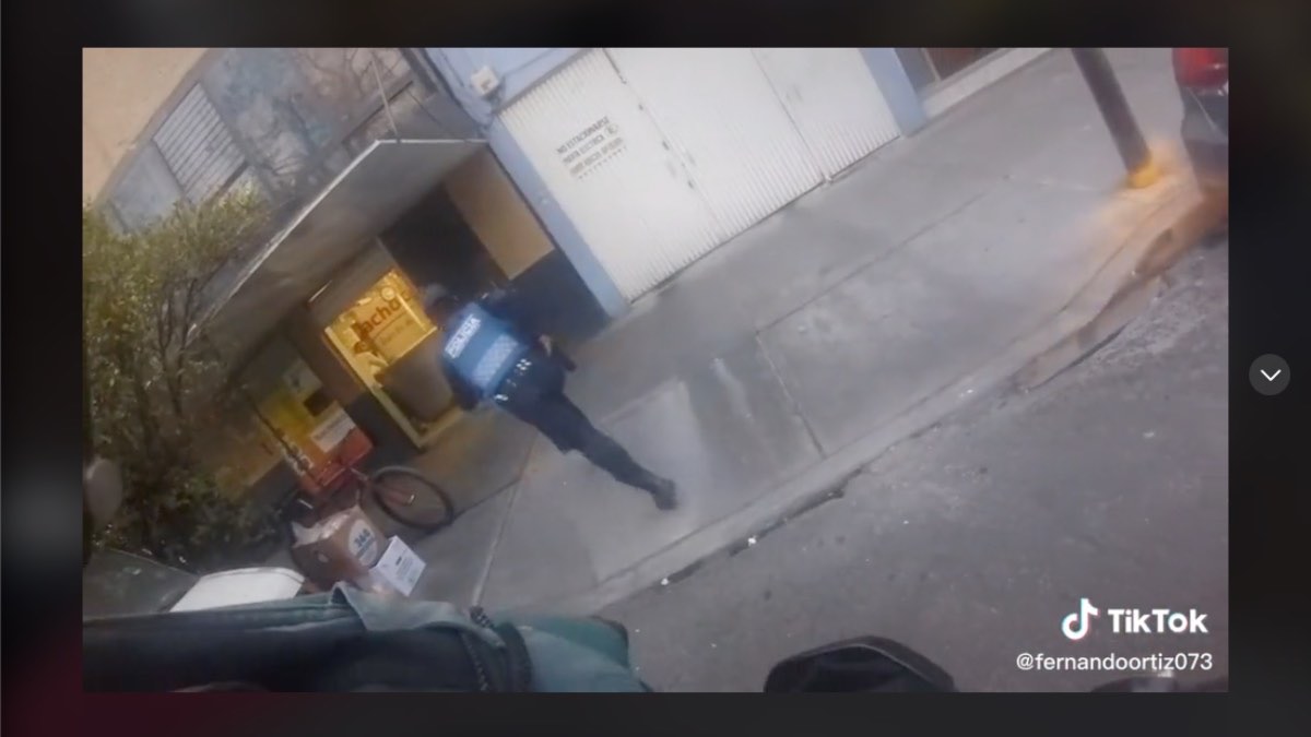 Motociclista ayuda a poli