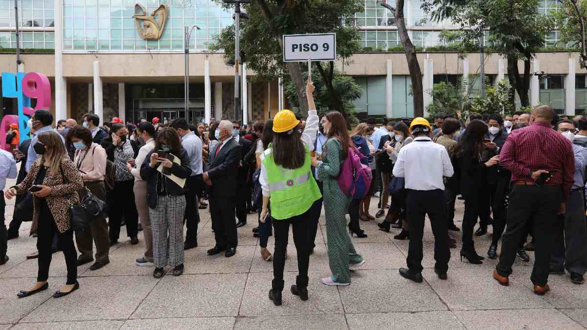Evacuación del IMSS por sismo