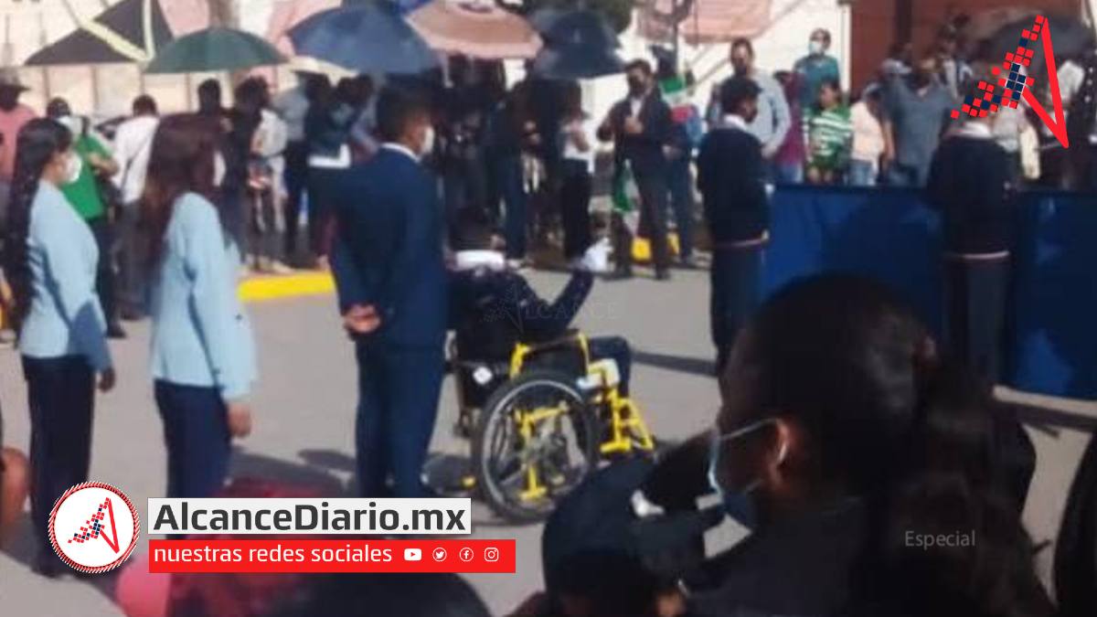 Profe de Amozoc ayuda a niño en silla de ruedas
