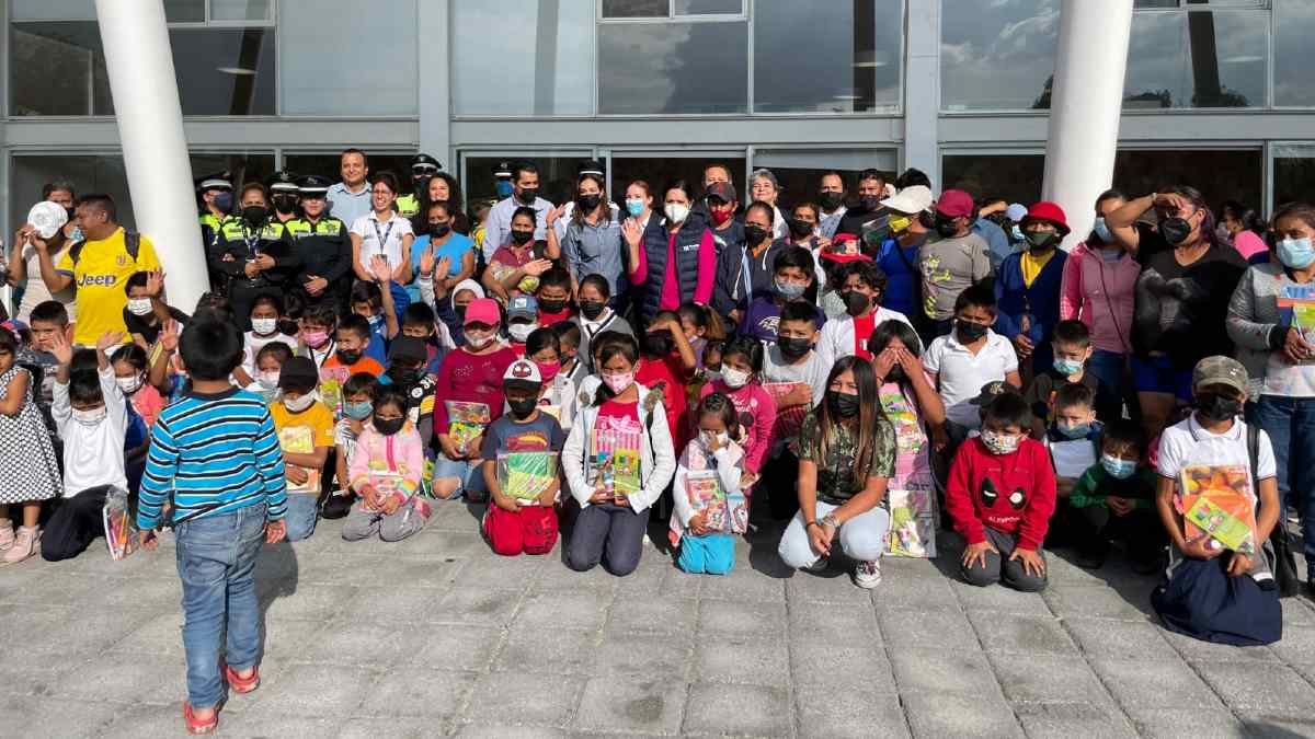 Recicladores voluntarios reciben kits de útiles escolares