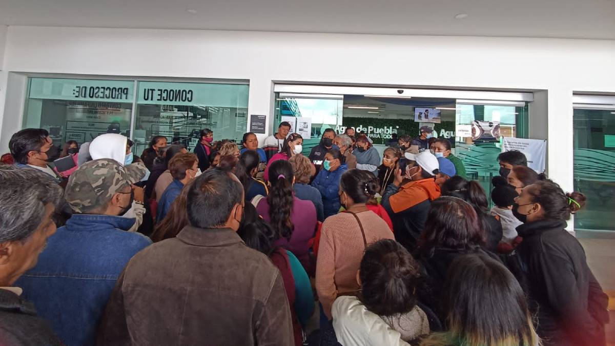 Vecinos de Cuautlancingo protestan afuera de Agua de Puebla
