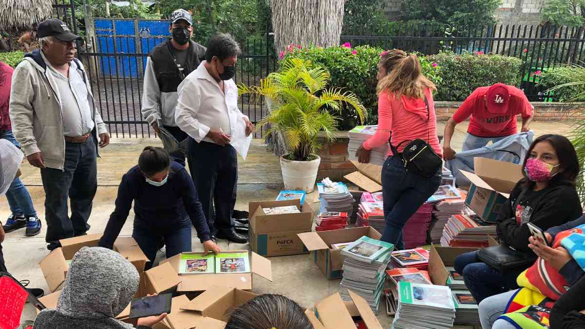 entrega de libros de texto en huaquechula