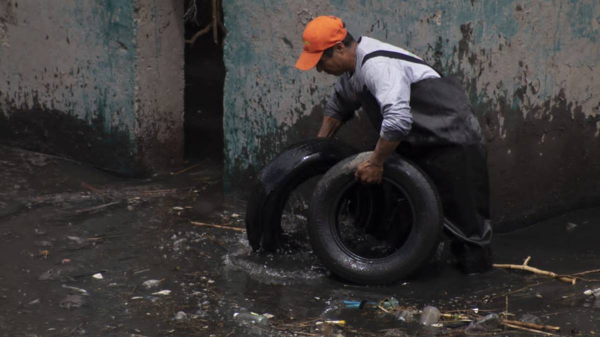 retiran residuos sólidos de puente negro