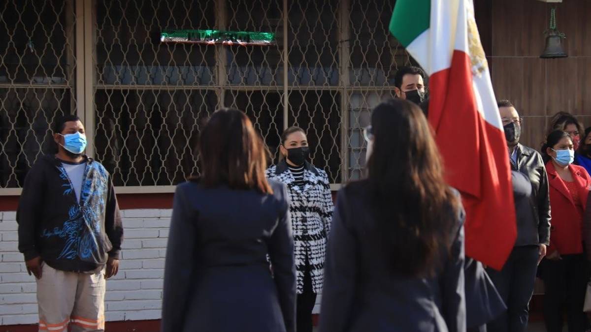Paola Angon acude a graduación en CECADE Cholula