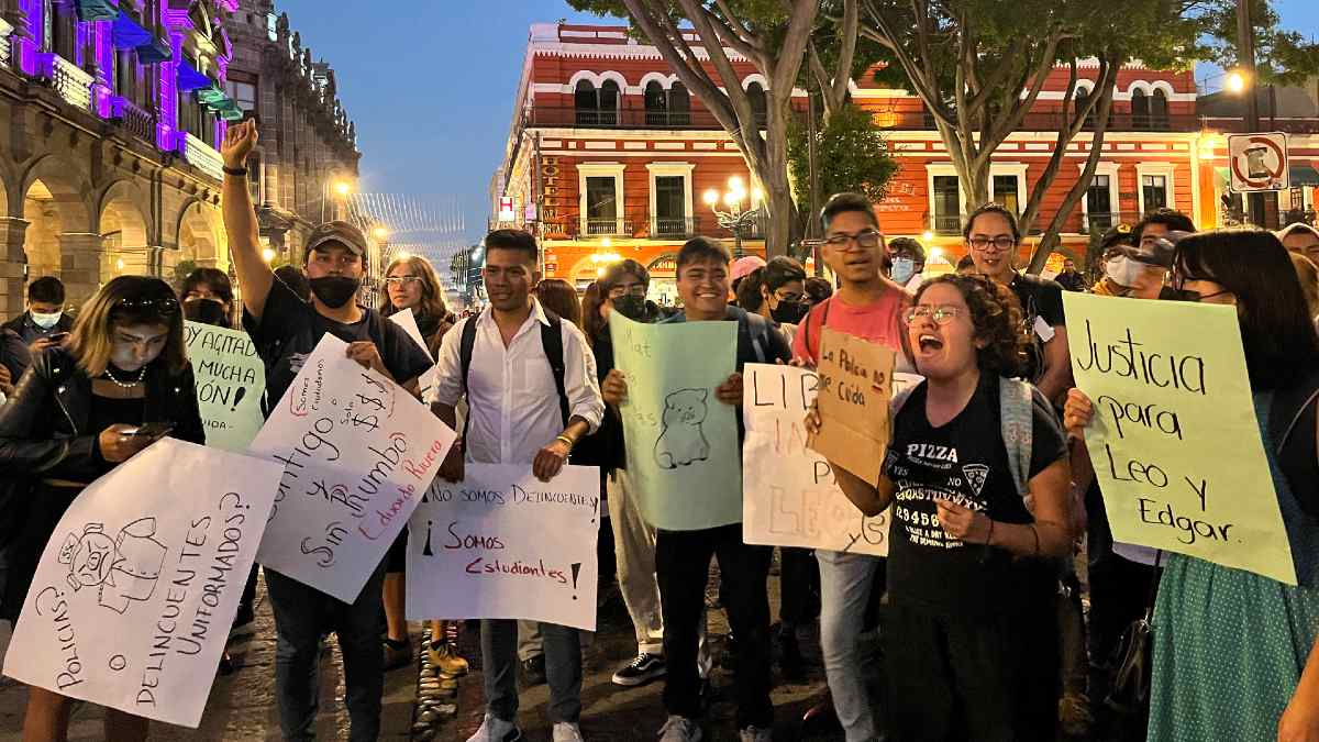 Protesta de estudiantes de la BUAP por jóvenes detenidos en supuesto asalto a un OXXO