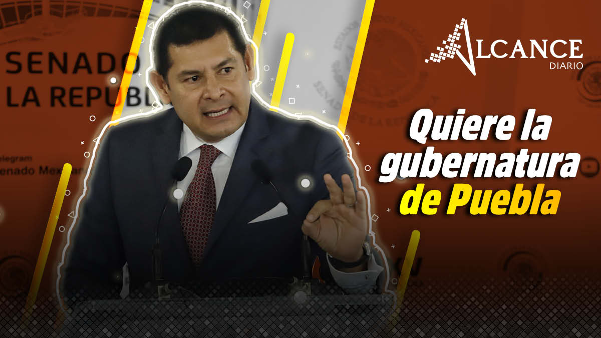 El senador Alejandro Armenta levanta la mano por la gubernatura de Puebla.