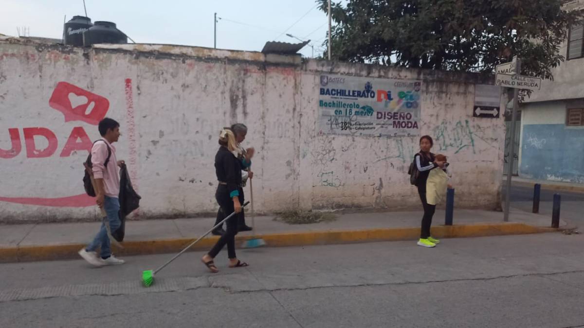 Antorchistas limpian calles de Balcones del Sur