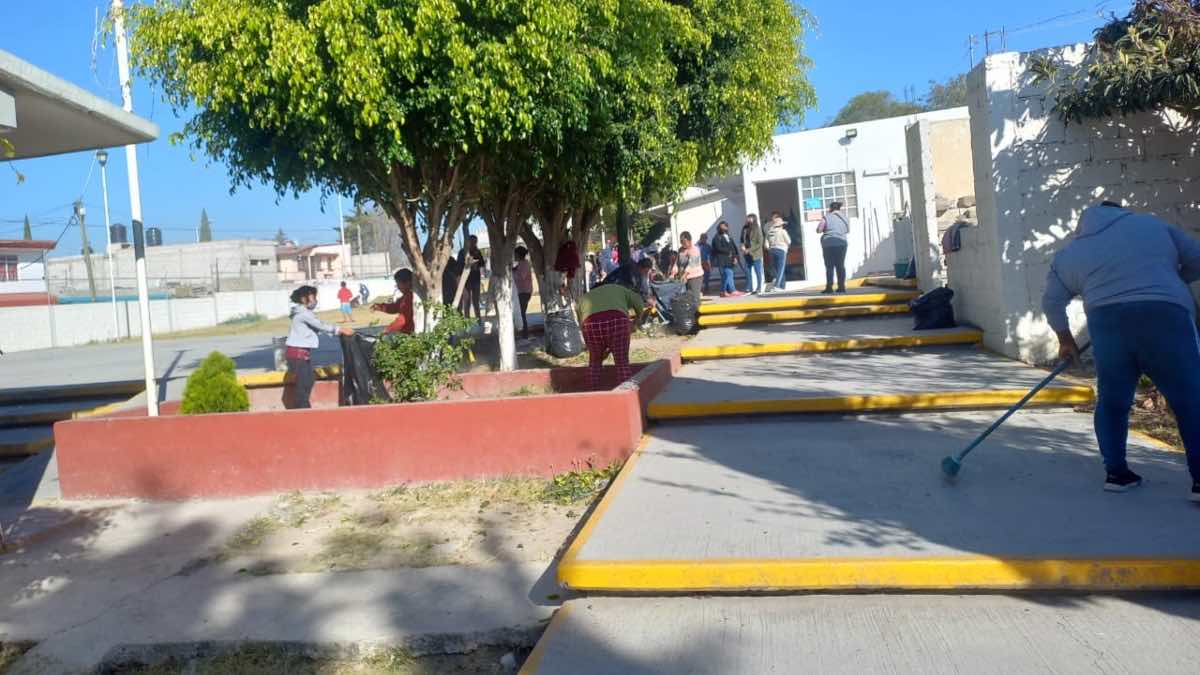 Faena en escuela antorchista