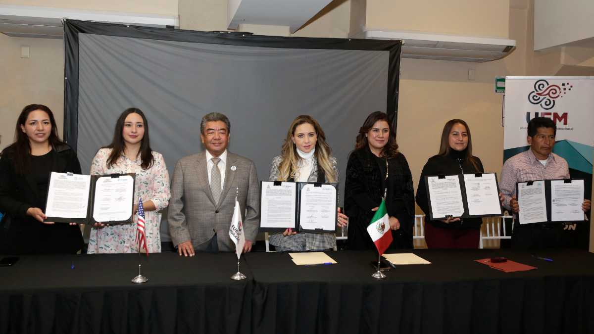 Firma de convenio por migrantes