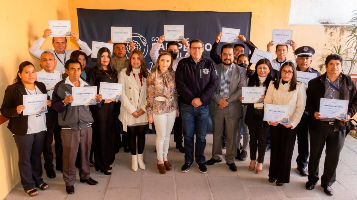 Paola Angon reconoce a servidores Públicos