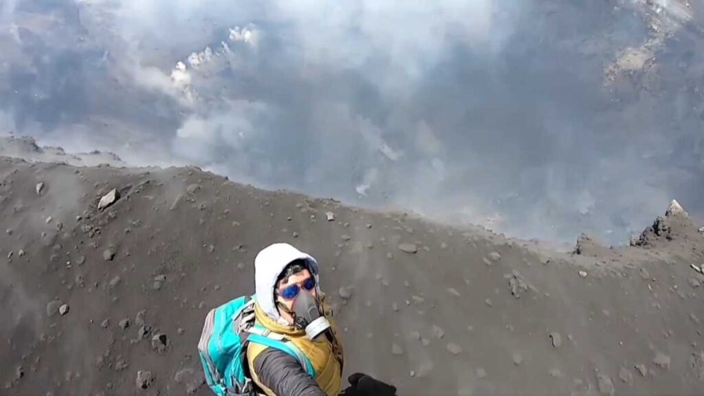 Alpinista en el cráter del Popo