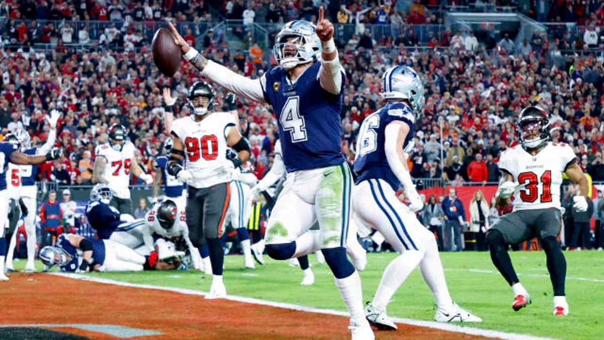 Dak Prescott de Cowboys de Dallas frente a los Buccaneers de Tampa Bay