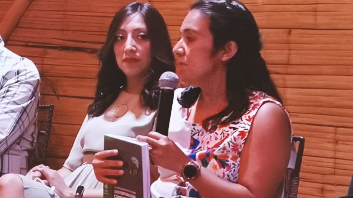 Egresada de la UDLAP con libro