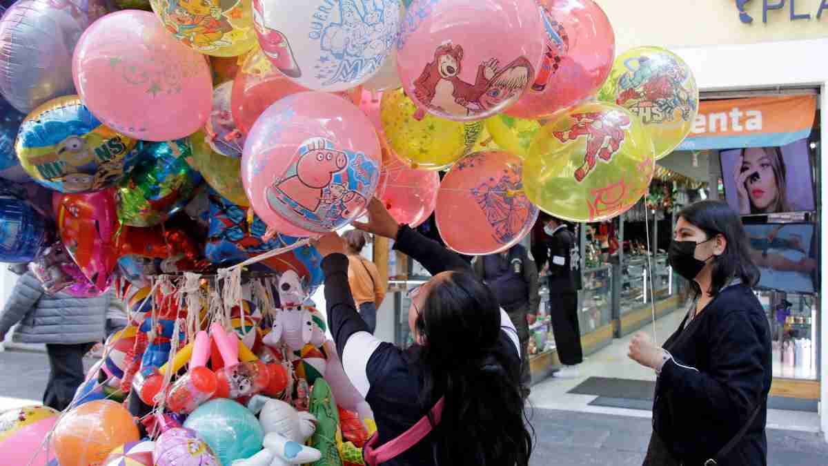 Venta de globos por Día de Reyes