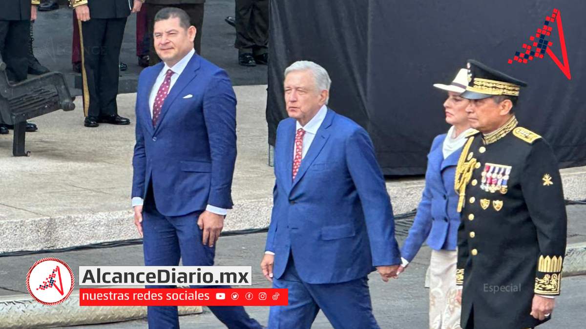 Alejandro Armenta junto a AMLO en la Marcha de la Lealtad