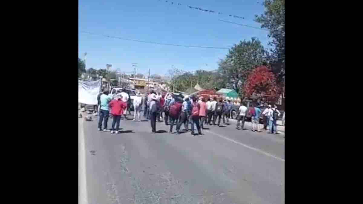 Vecinos de Coyomeapan bloquean vialidad