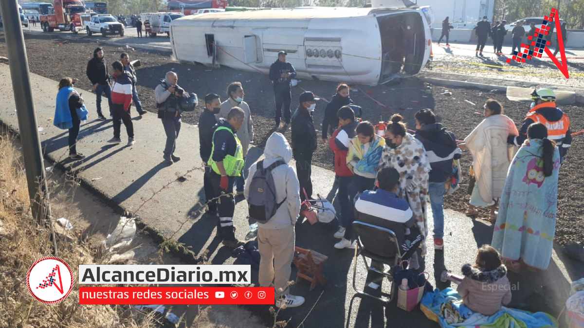 Vuelca autobús con peregrinos poblanos